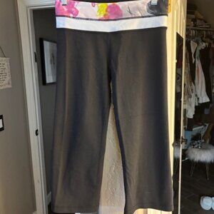 Lululemon Reversable Crop Floral/Black Leggings, Size 4